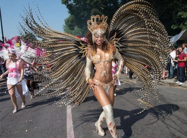 Một vũ công tham gia Notting Hill Carnival 2013