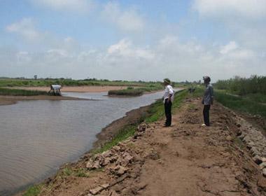 Đoàn Văn Vươn (áo trắng) trong trang trại những ngày đầu khởi nghiệp năm 2008.