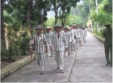 Các phạm nhân đi lao động