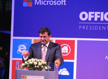Ông Cesar Cernurda, President of Microsoft APAC