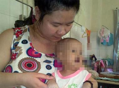 Thắm (mẹ bé Hồ Nam) đã phụ lại lòng tốt của nhiều người. Ảnh Thắm và bé Hồ Nam do các mẹ thăm bé Hồ Nam tại viện chụp và cung cấp