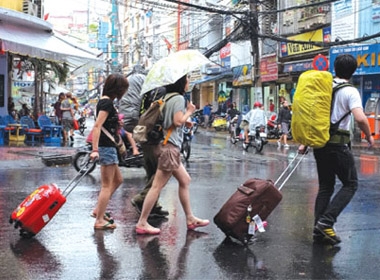 Đi du lịch vào ngày mưa, bạn phải sắm cho mình một chiếc ba lô hoặc túi có chức năng chống thấm nước