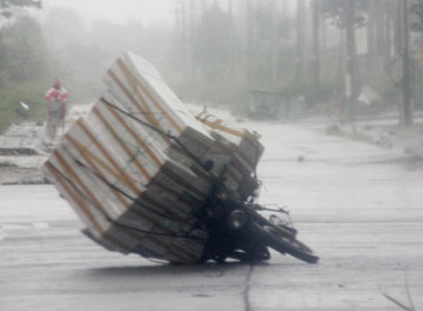 Một xe hàng bị gió quật ngã giữa đường