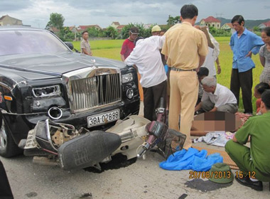  Hiện trường xảy ra vụ tai nạn giữa siêu xe Rolls-Royce và xe máy làm anh Hiệp và anh Cường tử vong.