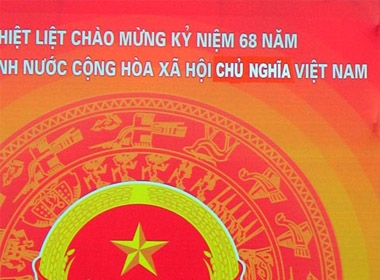 Tấm panô treo tại UBND quận Đống Đa có dấu vết chỉnh sửa (ảnh chụp lúc 14h ngày 30/8)