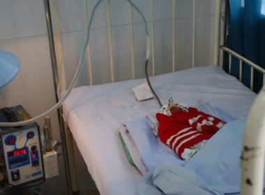 Cháu bé suýt bị chôn sống đang được điều trị tại bệnh viện Nhi Quảng Nam. 