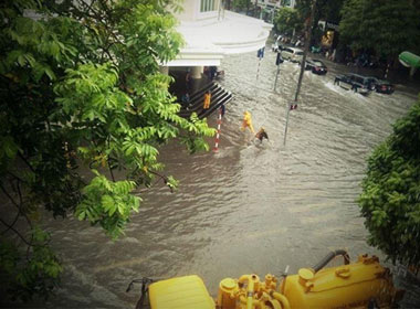 Khu vực Tràng Tiền, Bờ Hồ ngập nặng. (Ảnh trên Facebook Huyền Lizzie).