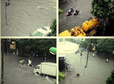 Người dân bì bõm trong dòng nước lớn.