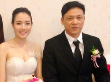 Ngô Quang Hải và vợ trẻ trong lễ cưới.