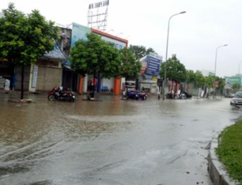 Cơn mưa kéo dài khiến nhiều con phố ở thủ đô như Phạm Văn Đồng, Nguyễn Trãi, Nguyễn Khuyến, Huỳnh Thúc Kháng... ngập nặng.