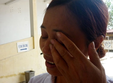 Chị Nguyệt vừa nói vừa khóc khi kể về chuyện bệnh nhân bị làm giả kết quả xét nghiệm và chuyện cán bộ bệnh viện phải “chịu nhục” khi làm việc dưới một Giám đốc độc đoán