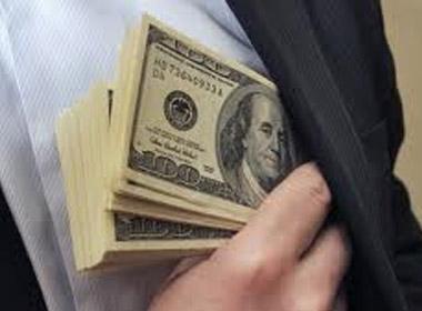 Phóng viên bị bắt khi đang nhận tiền của một chủ quán bar tại nhà hàng của một khách sạn ở TP Biên Hòa, tỉnh Đồng Nai (Ảnh minh họa)