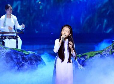 Phương Mỹ Chi hát ca khúc Lòng mẹ trong vòng liveshow.