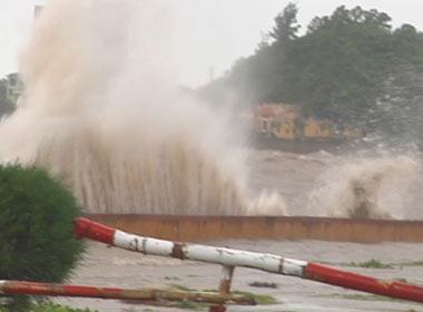 Sóng lớn ở Đồ Sơn, Hải Phòng khi bão số 6 đổ bộ 