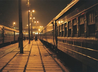 Những chuyến tàu đi suốt dọc đất nước đêm ngày