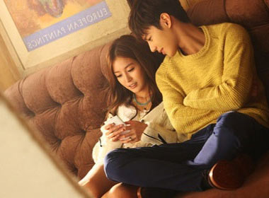 Chỉ cần mỗi ngày đều chia sẻ, quan tâm nhau, trò truyện qua mạng, điện thoại, mọi chuyện đều dễ thổ lộ hơn nói trực tiếp. (ảnh minh họa)