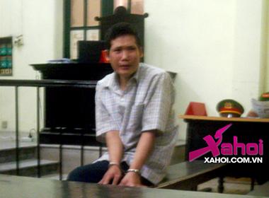 Trước vành móng ngựa, Tuấn cứ ngoái cổ lại để nhìn vợ con và khóc