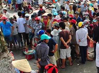 Hàng chục ngàn người tập trung quanh thi thể của Dương Tấn Thường.