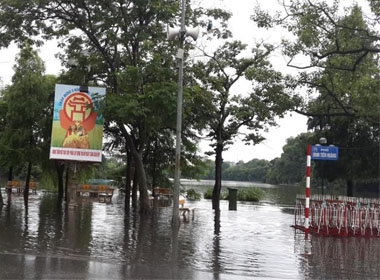 Hà Nội đang hứng những cơn mưa cực lớn, khiến nhiều người lo ngại, trận mưa lịch sử 2008 tái hiện
