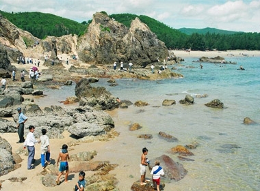 Bãi đá kỳ ảo nằm ngay dưới chân đèo Lý Hòa, cách Đồng Hới 25 km. Ảnh: dulichquangbinh