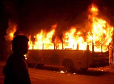 Xe buýt bốc cháy sau vụ tai nạn - Ảnh: Al Jazeera