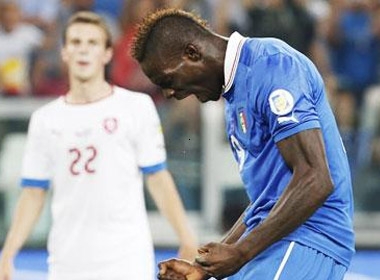 Balotelli đóng góp 1 bàn trong màn lội ngược dòng ấn tượng của Italia trước Czech