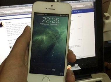 Hình ảnh cho thấy, thiết bị chạy iOS 7, sóng có mạng Viettel. Nút Home bên dưới của sản phẩm này có phần nhận dạng vân tay, khác với iPhone 5