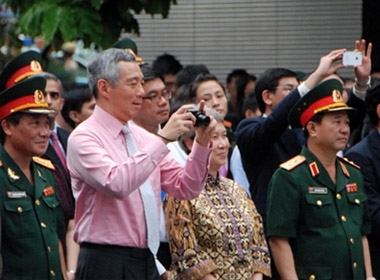 “Tay máy” Lý Hiển Long trong cuộc gặp mặt với nhân dân Hà Nội tại Vườn hoa Lý Thái Tổ ngày 12/9. Ảnh: XB