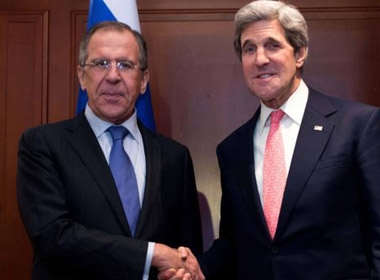 Ngoại trưởng Nga Sergei Lavrov (trái) và Ngoại trưởng Mỹ John Kerry trong cuộc gặp tại Berlin hồi tháng 2. Ảnh: AP