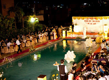 Một đám cưới diễn ra bên hồ bơi tại khách sạn ở Sài Gòn. Ảnh: White Wedding House.