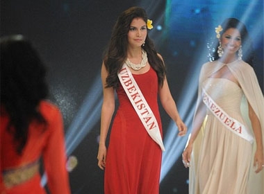 Thí sinh Rakhima Ganieva rạng ngời trong buổi lễ khai mạc Miss World tại Indonesia hôm 8/9.