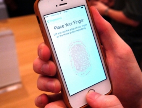 Touch ID chỉ có thể hoạt động trên ngón tay còn sống - Ảnh: AFP