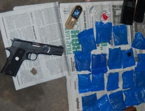 Cảnh sát đã thu giữ tang vật gồm 100 viên hồng phiến, 0,5 kg ma túy đá, một khẩu súng ngắn.... Ảnh minh họa.
