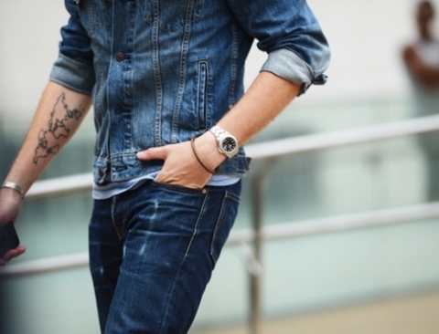 Áo khoác denim là một trong những trang phục tuyệt nhất giúp tôn lên vẻ mạnh mẽ nam tính tràn trề của các quý ông mà không cần nhiều mẹo chỉ dẫn cách mặc. (Ảnh minh họa)