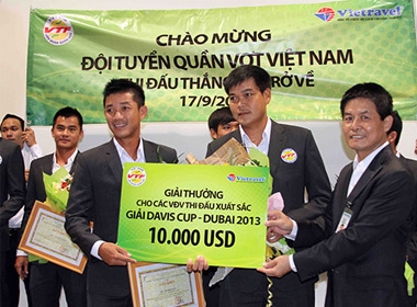 Phó Chủ tịch kiêm Tổng Thư ký VTF Nguyễn Quốc Kỳ (bìa phải) trao tiền thưởng cho đội tuyển tại sân bay