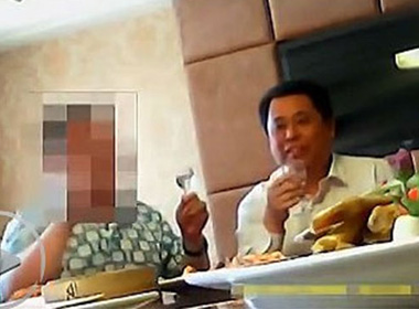 Quan chức Liang Wenyong trong đoạn băng bị phát tán trên mạng. Ảnh Sina