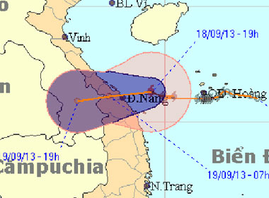 Đêm nay bão tiếp tục gây mưa to đến gần 400 mm ở các tỉnh miền Trung và sẽ suy yếu dần thành áp thấp nhiệt đới vào sáng mai. Ảnh: NCHMF