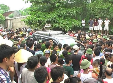 Lúc công an xã đến đưa hai người trộm chó đi bệnh viện, người dân địa phương còn chặn cả xe cấp cứu, vây xe công an... vì phẫn nộ với hành vi trộm chó - Ảnh: N.Phê