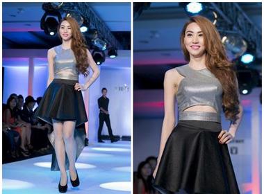 Ngân Khánh tự tin sải bước trên sàn catwalk