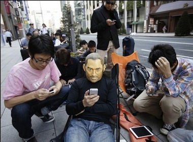 Hình nộm CEO quá cố Steve Jobs được người hâm mộ đưa tới xếp hàng trước Apple Store tại Nhật Bản