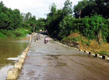 Đập tràn Khe Ang, xã Nghĩa Hồng, huyện Nghĩa Đàn (Nghệ An) nơi xảy ra sự việc chiếc ô tô 7 chỗ bị cuốn trôi, 5 người mất tích vào chiều tối 19/9