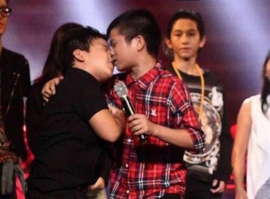 Nụ hôn đồng giới gây xôn xao của Quang Anh