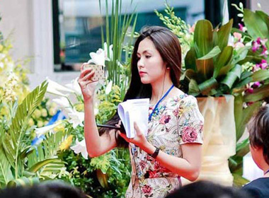 Hình ảnh Tăng Thanh Hà bận rộn trong vai trò một giám đốc công ty.