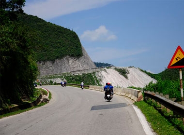 Đường vượt đèo Thung Khe trong buổi trưa là nắng vàng rót mật cùng mây trắng, trời xanh