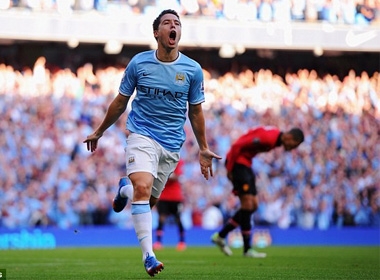 Nasri ăn mừng sau khi ghi bàn thắng thứ 4 cho Man City