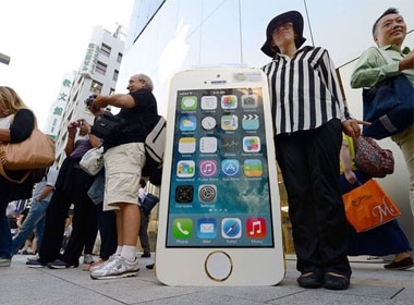 Đám đông chờ đợi trước cửa hàng Apple để mua iPhone mới