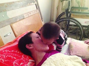 Cậu bé 2 tuổi người Trung Quốc hàng ngày nhá cơm mớm cho mẹ bị liệt