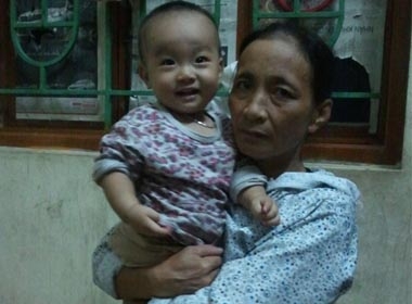 Bà Nguyễn Thị Lụa - mẹ chồng của sản phụ tử vong Nguyễn Thị Hằng và con trai của chị Hằng hiện đã được hơn 1 tuổi
