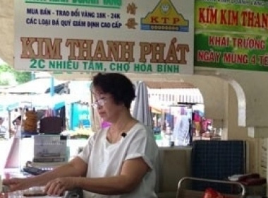 Bên ngoài tiệm vàng Kim Kim Thanh, nơi vừa xảy ra vụ dàn cảnh để trộm vàng.