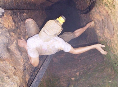 Một phu vàng đang liều mình chui vào hầm vàng ở xã Tam Lãnh, huyện Phú Ninh